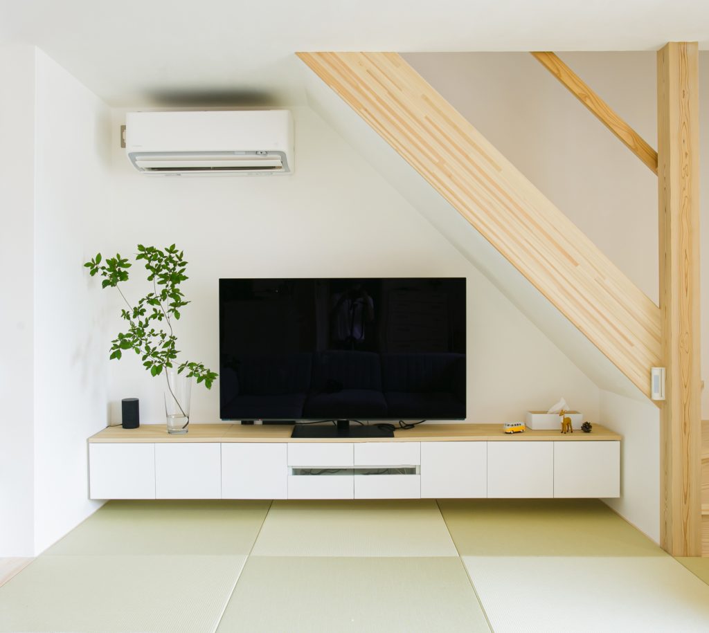 ☆リノ☆勿体ないワイルド❣️楠一枚板厚約4㎝サイドテーブル、TV台、飾り棚 勿体ないワイルド❣️楠一枚板厚約4㎝サイドテーブル、TV台、飾り棚